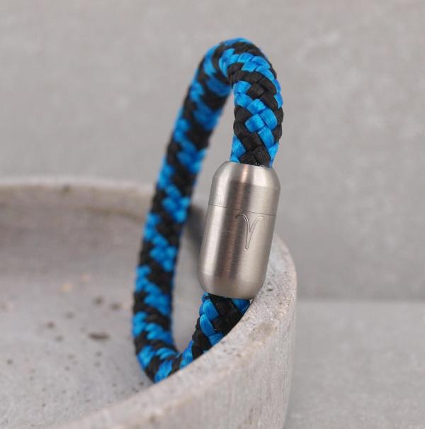 Segeltau Armband in Royalblau und Schwarz mit Sternzeichen Gravur auf dem Magneten
