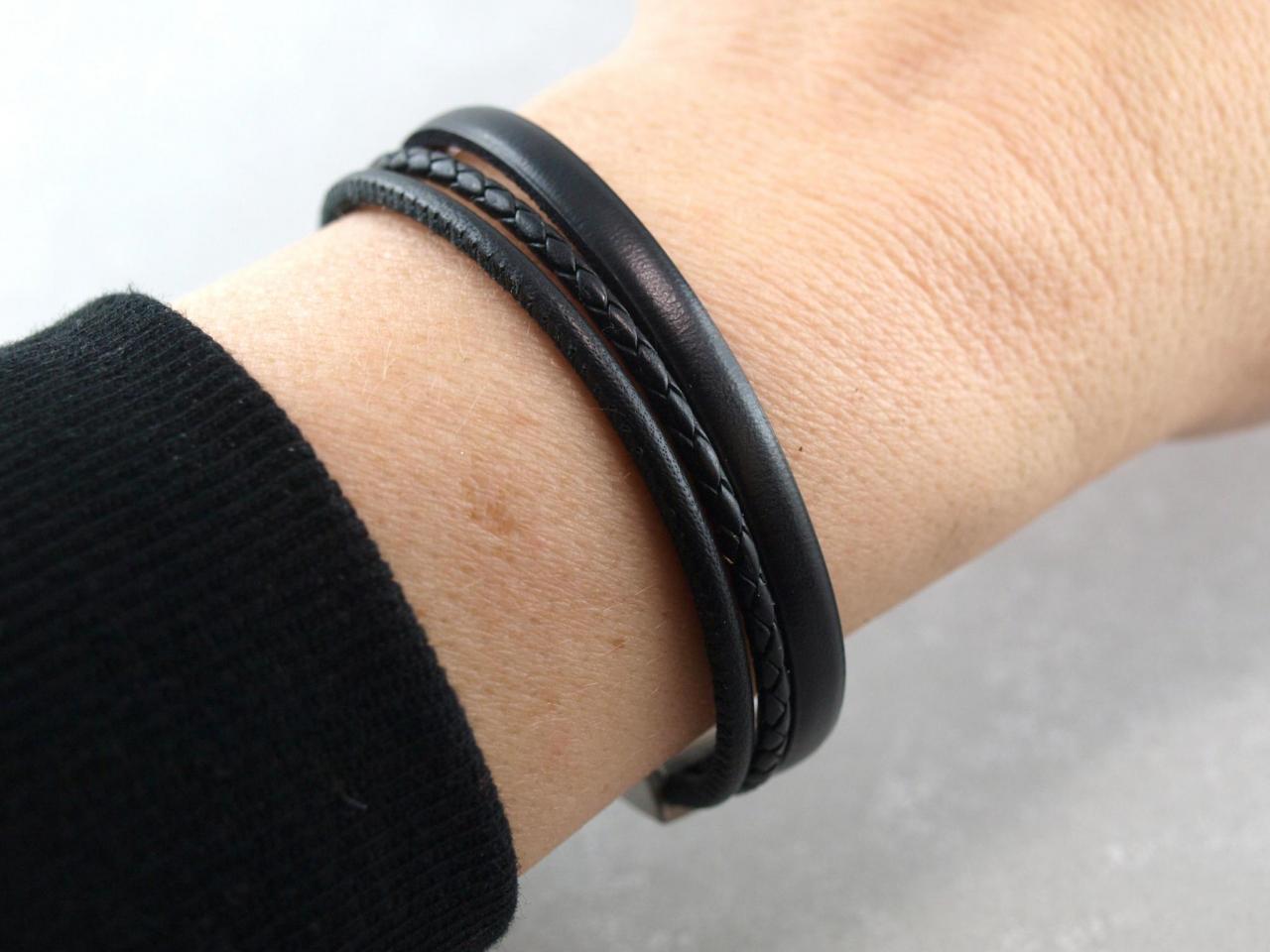 Schwarzes Lederarmband am Handgelenk