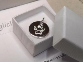 Hundepfote auf Gravuranhaenger die Geschenkidee fuer das Herrchen