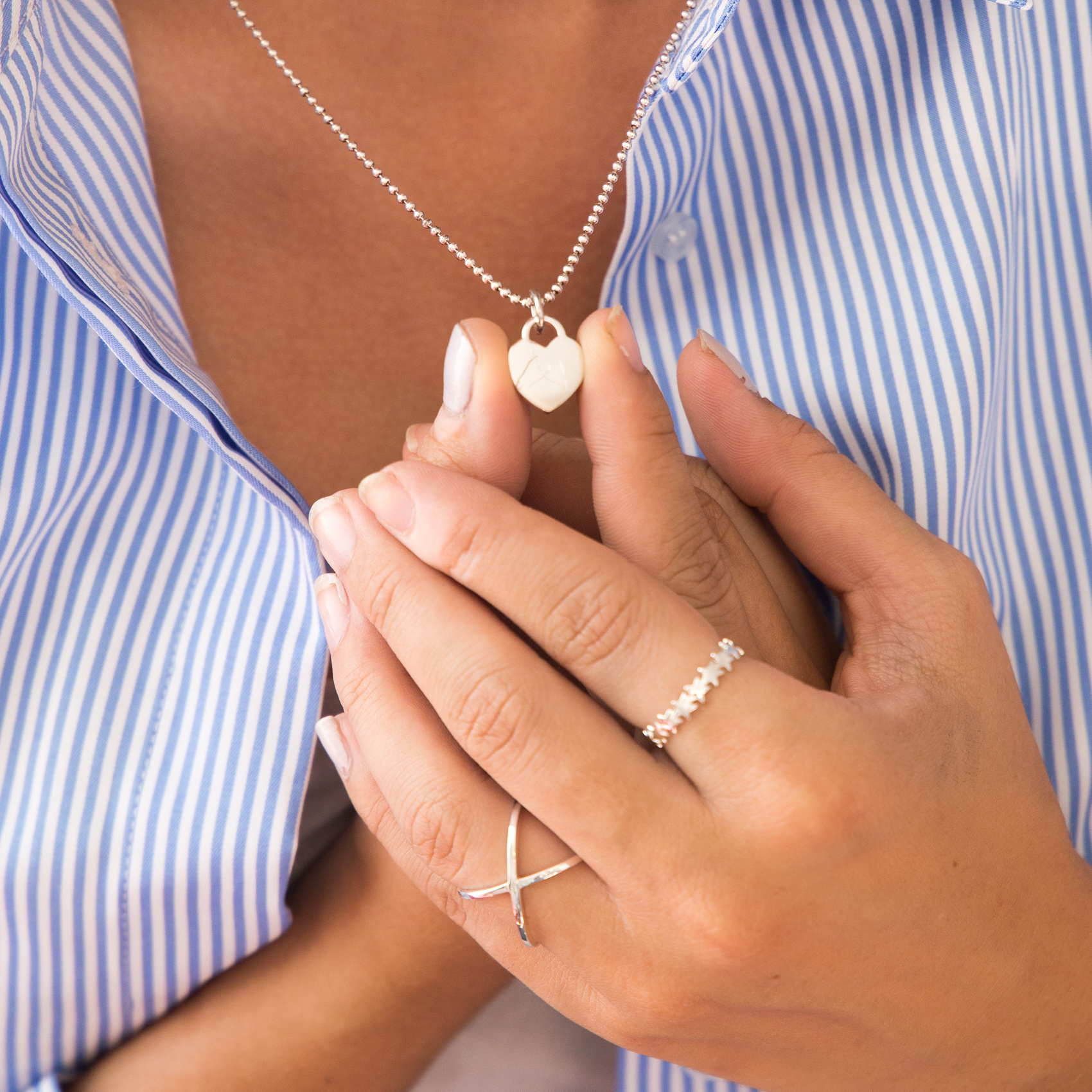 Silberne Kugelkette mit kleinem Herzanhänger und Gravur Option und silberne Ringe