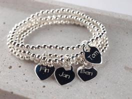 Silberperlen-Armband-mit-Gravur-Anhaenger-Herz-Familienschmuck