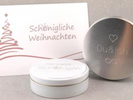 schoenigliche-weihnachten-handgeschriebene-grusskarten-und-individuell-gravierte-dosen-als-geschenkverpackung