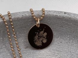 rosegold-anhaenger-mit-pfoten-gravur-individuelle-gravur-geschenkidee-erinnerungs-schmuck