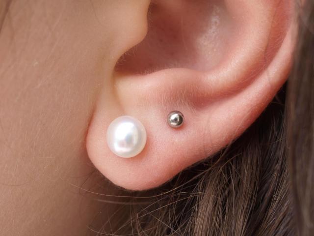 Echte Perle und Chirurgenstahl perle am Ohr