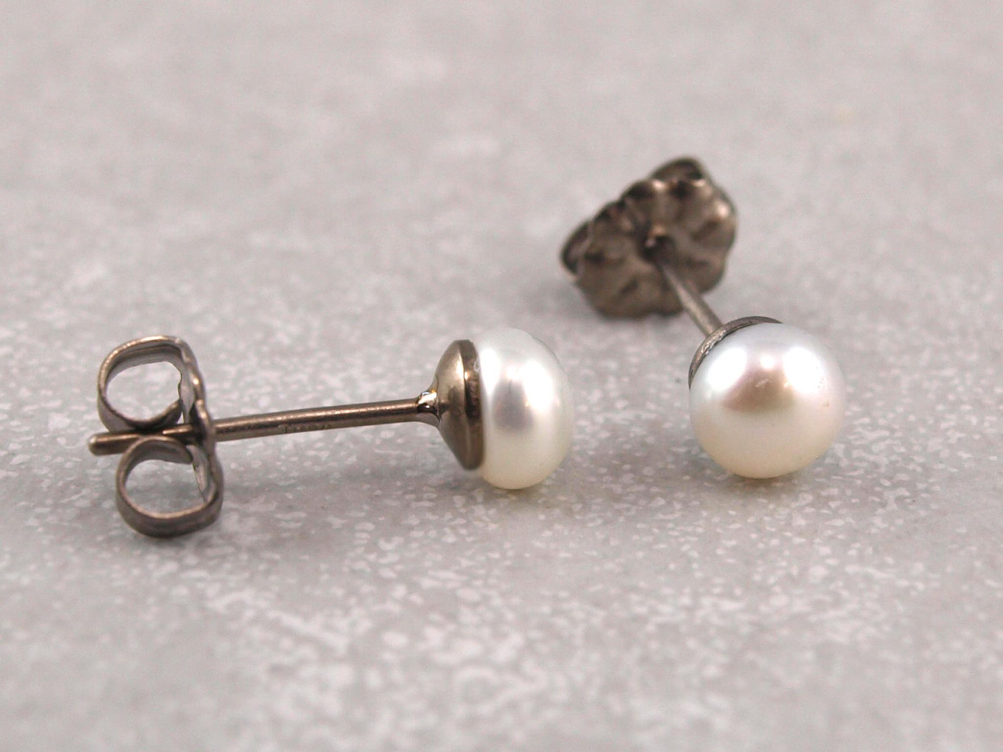 EYS JEWELRY Damen-Ohrstecker Perlen Titan 5 mm Damen-Ohrringe im Schmuck-Etui 