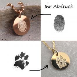 Collage Gravur vom Fingerabdruck oder Pfodenabdruck auf Schmuck