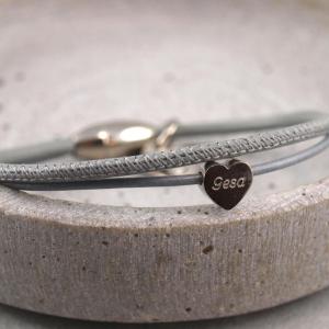 Lederarmband Tina mit Gravurherz in Hellgrau