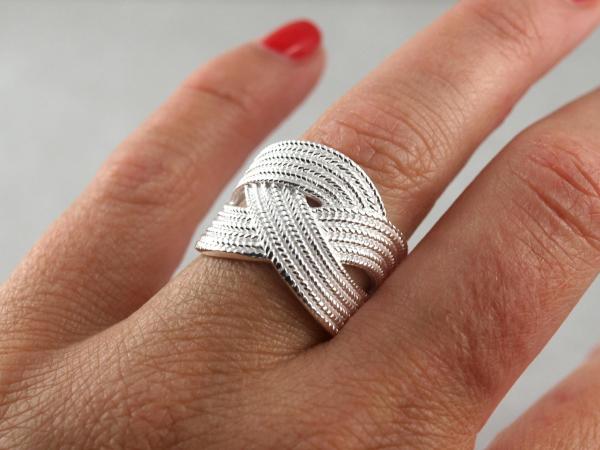 Silberner geflochtener Ring aus 925er Silber am Finger getragen
