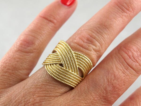 Vergoldeter geflochtener Ring aus 925er Silber am Finger getragen