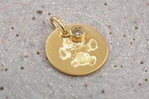 Vergoldeter runder Anhaenger aus Silber mit Pfotengravur