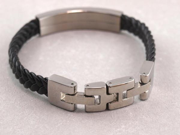 Schwarzes geflochtenes Armband aus Lederimitat mit Schild und Verschluss aus Edelstahl