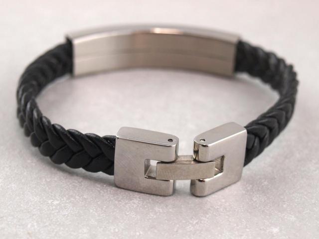 Schwarzes geflochtenes Armband aus Lederimitat mit Schild und Verschluss aus Edelstahl