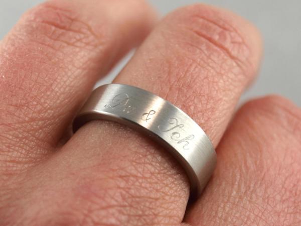 Silberner Ring aus gebürstetem Edelstahl mit individueller Gravur Option