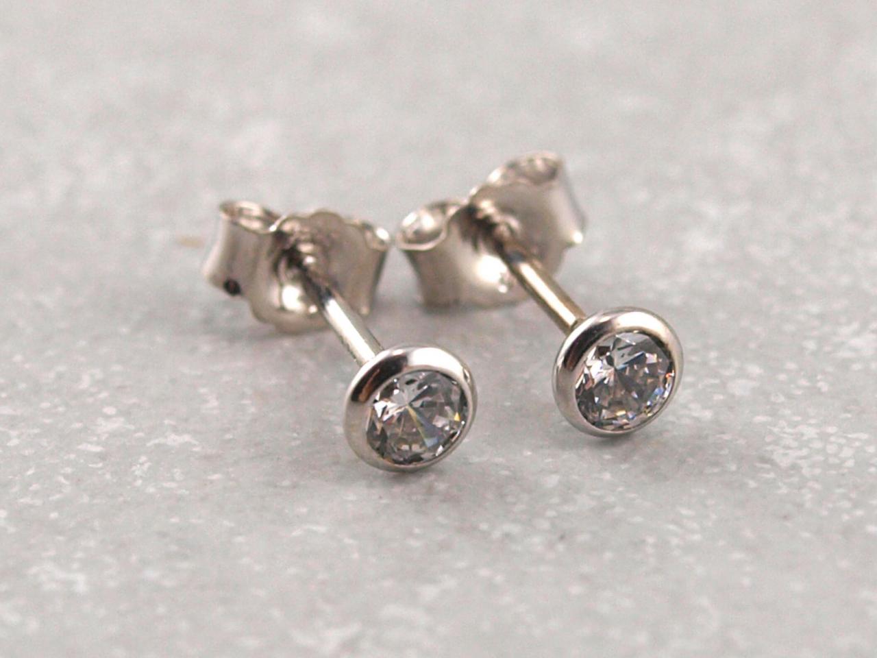 Silberne Ohrstecker aus 333er Weißgold mit eingefasstem funkelndem Zirkon als Geschenkidee