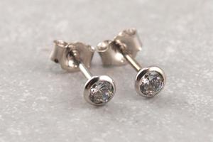 Silberne Ohrstecker aus 333er Weißgold mit eingefasstem funkelndem Zirkon als Geschenkidee