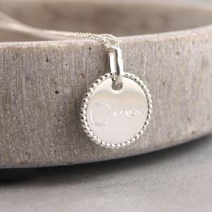 Runder Anhänger im Vintage-Look mit Gravur-Option, Silber, 14 mm mit Oma GRavur