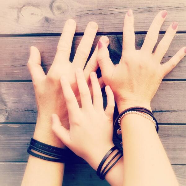 Familienschmuck mit Gravuen und Wunschtext die Geschenkidee als Zeichen der Zusammengehoerigkeit