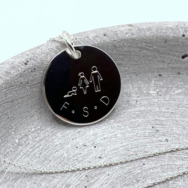 Familienanhänger mit Personen und Initialen