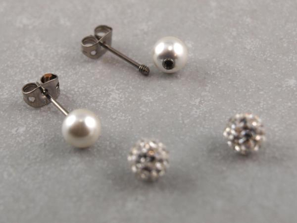 Titan Set, Ohrstecker mit Gewinde mit zwei Perlen und zwei Epoxykugeln in kristall weiss