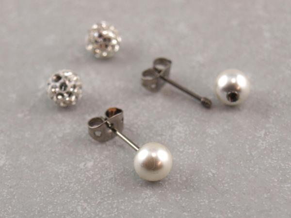 Titan Set, Ohrstecker mit Gewinde mit zwei Perlen und zwei Epoxykugeln in kristall weiss