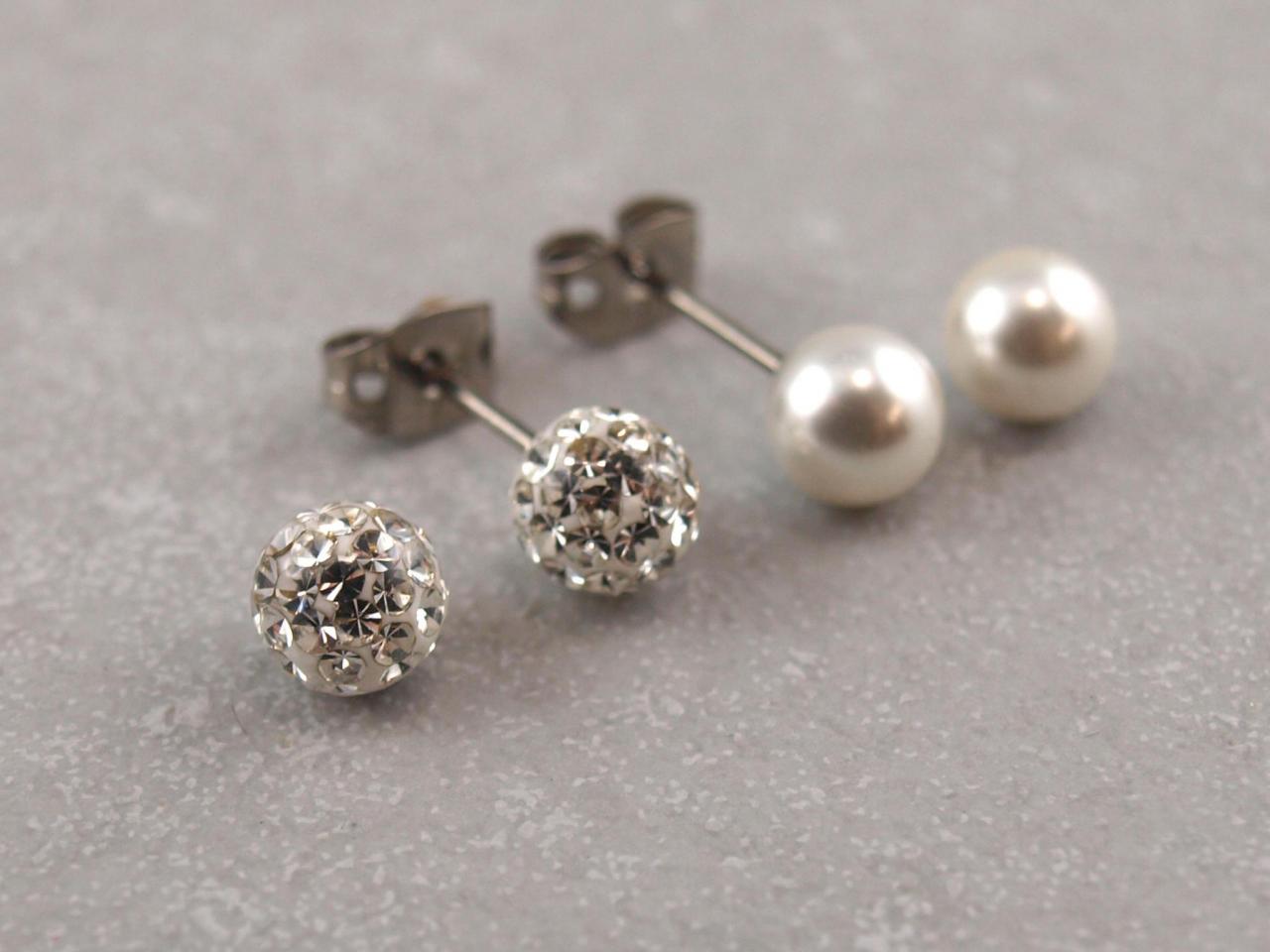 Titan Set, Ohrstecker mit Gewinde mit zwei Perlen und zwei Epoxykugeln in kristall weiß