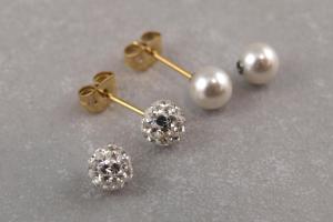 Titan Set, Ohrstecker mit Gewinde mit zwei Perlen und zwei Epoxykugeln in kristall weiß gold