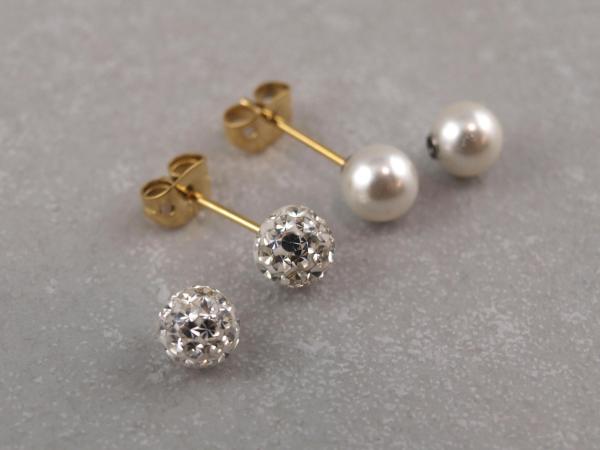 Titan Set, Ohrstecker mit Gewinde mit zwei Perlen und zwei Epoxykugeln in kristall weiss_gold
