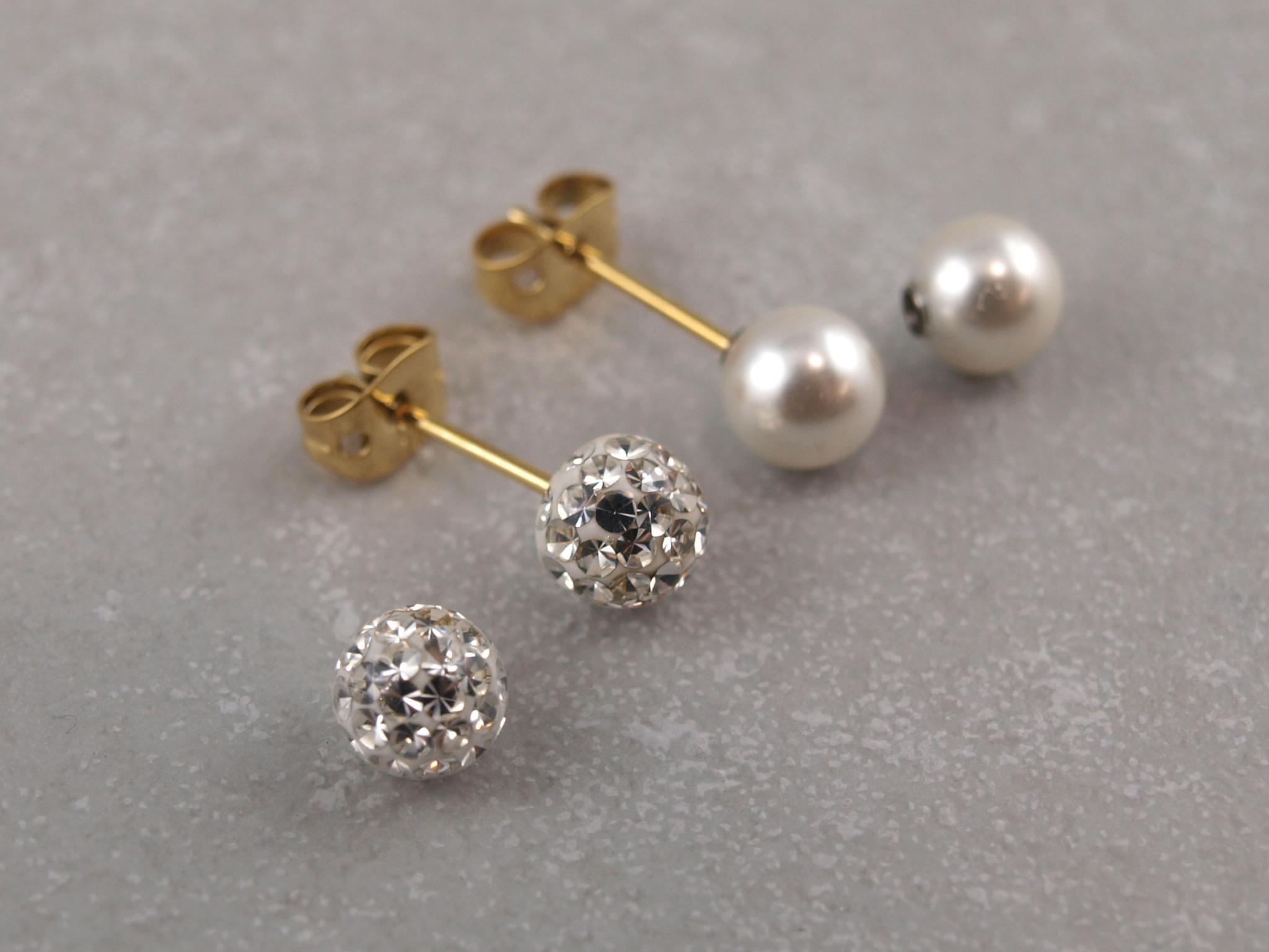 Titan Set, Ohrstecker mit Gewinde mit zwei Perlen und zwei Epoxykugeln in kristall weiß gold