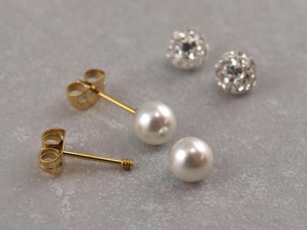 Titan Set, Ohrstecker mit Gewinde mit zwei Perlen und zwei Epoxykugeln in kristall weiss_gold_