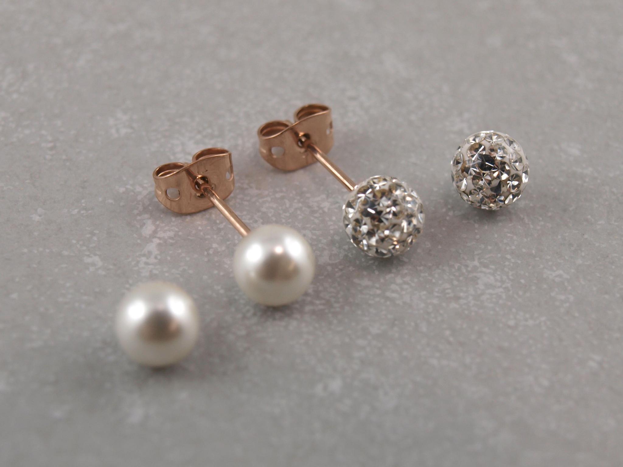 Titan Set, Ohrstecker mit Gewinde mit zwei Perlen und zwei Epoxykugeln in kristall weiß rosegold