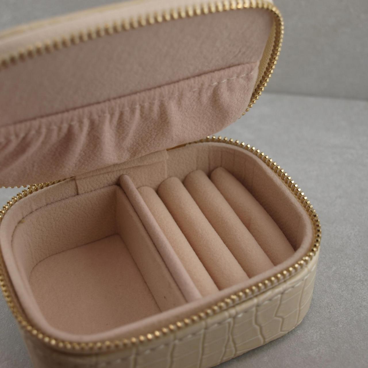 Kleines Schmucketui in creme, Reißverschluss