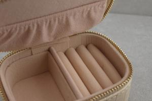 Kleines Schmucketui in creme, Reißverschluss