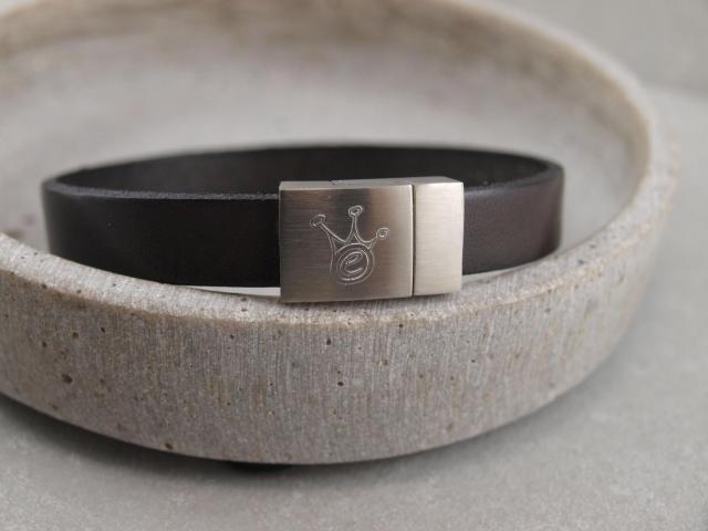 Lederarmband mit eigenem Logo, Werbegeschenk mit Logo als Gravur, kleine Stückzahl, Kundenpräsente, Mitarbeitergeschenke Paul