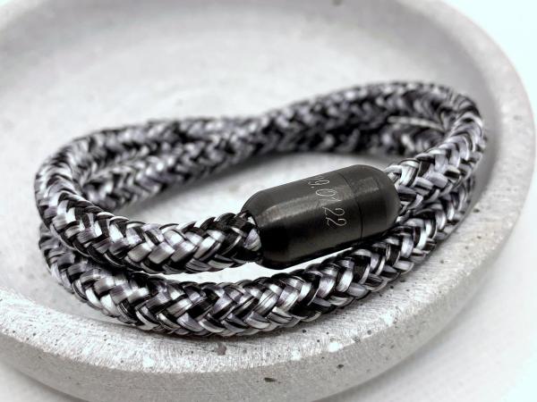 Doppelt gewickeltes Armband aus Segeltau mit schwarzem Magnetverschluss und Gravur