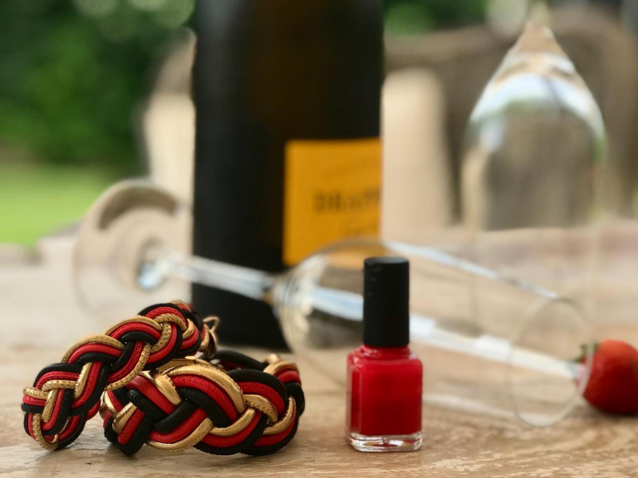 hochwertiger und edler Fanschmuck und Accessoires für Damen geflochtene Lederarmbänder in schwarz rot gold