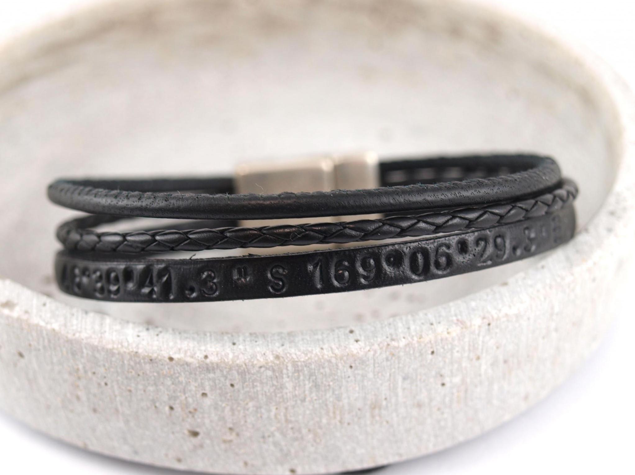 Lederarmband Charlie gravur wunschtext mit Koordinaten besonderer ort geschenkidee schwarz