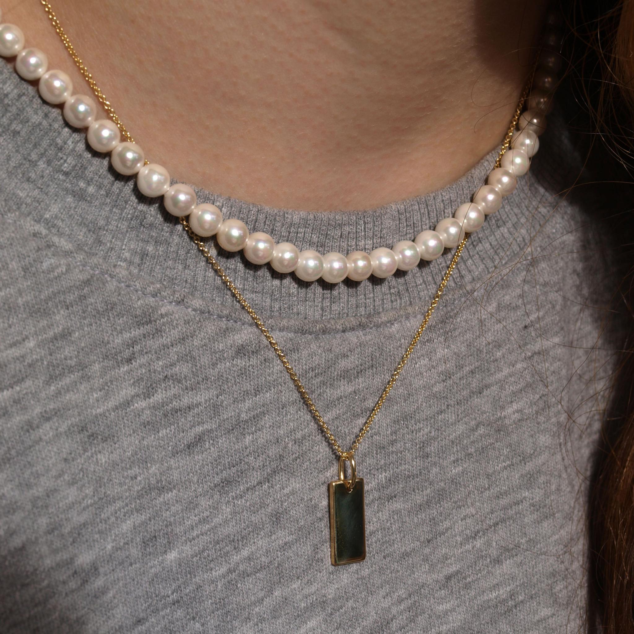 Perlenkette und vergoldete Kette mit eckigem Gravuranhaenger und Gravur Option im Lagers Look