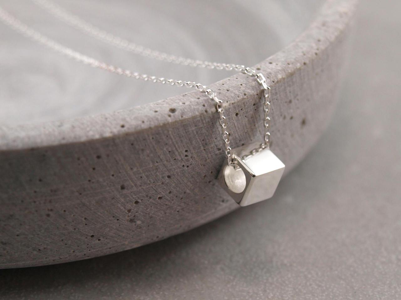 Kette mit silbernem Gravurwuerfel mit Gravur Option auf allen vier Seiten als Geschenkidee