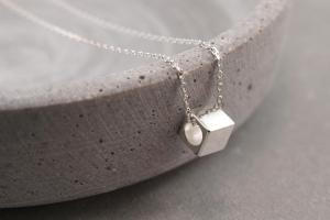 Kette mit silbernem Gravurwuerfel mit Gravur Option auf allen vier Seiten als Geschenkidee