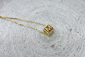 Kleiner Wuerfel aus 925er Silber vergoldet mit Kette, Geschenkidee, vier Gravuren moeglich