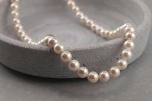 Perlenkette aus Muschelkernperlen, 6mm, Kette verstellbar 42 cm + 3cm, Karabiner aus 925er Silber
