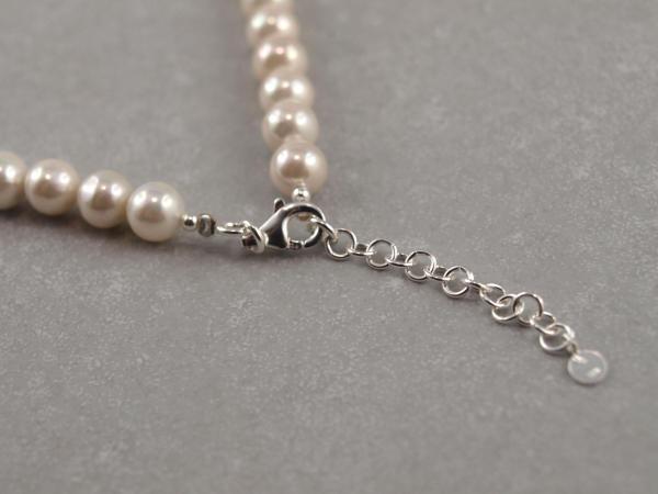 Perlenkette aus 6mm Muschelkernperle mit silbernem größenverstellbaren Verschluss
