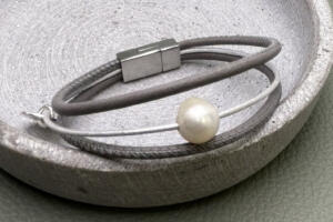 Lederarmband mit Perle, Süsswasserperle Armband Damen, Gravuranhänger Armband, Damenarmband mit Perle