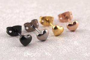 Herz-Ohrring, Herzchen aus Titan, verschiedene Farben, Geschenkidee