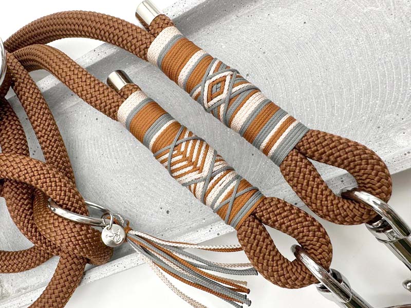 Hundeleine mit braunen Details_
