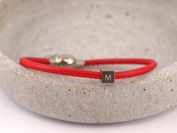 Schmales rotes Lederarmband mit kleinem silbernen Gravurwürfel und Gravur Option