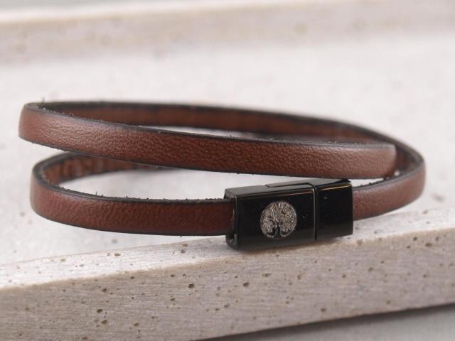 Lederarmband Nici II. in Rotbraun mit schwarzem Magnet mit Lebensbaumgravur