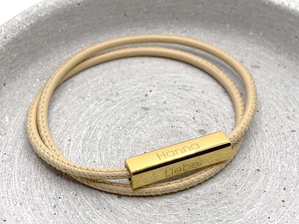 Lederarmband zweifach gewickelt aus Nappaleder in Elfenbein mit goldenem Steg und Gravur