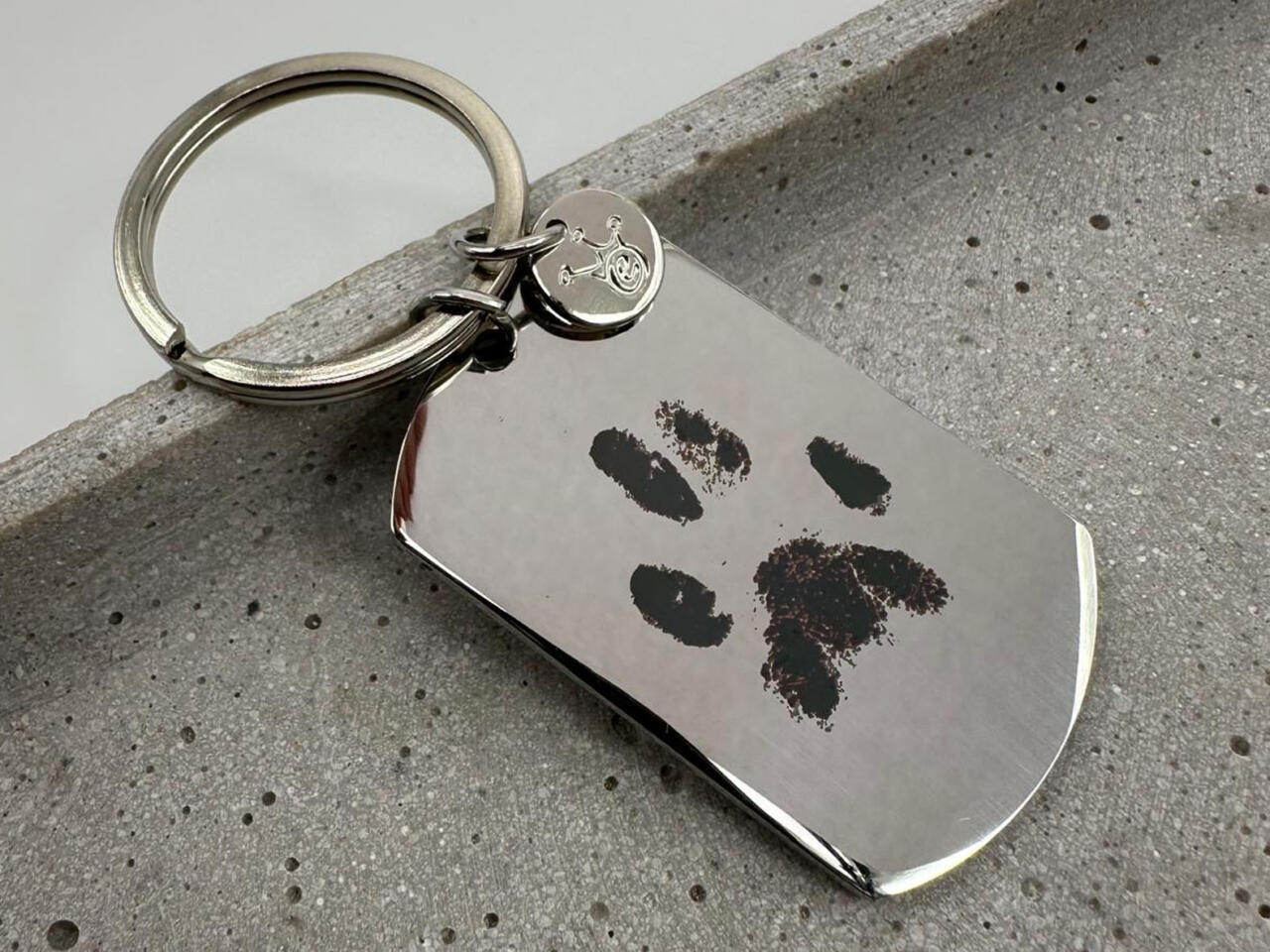 Pfotenabdruck als Gravur