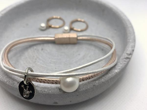 Lederarmband mit Perle und Kreolen aus Chirurgenstahl mit Perle, Set, Rosegold